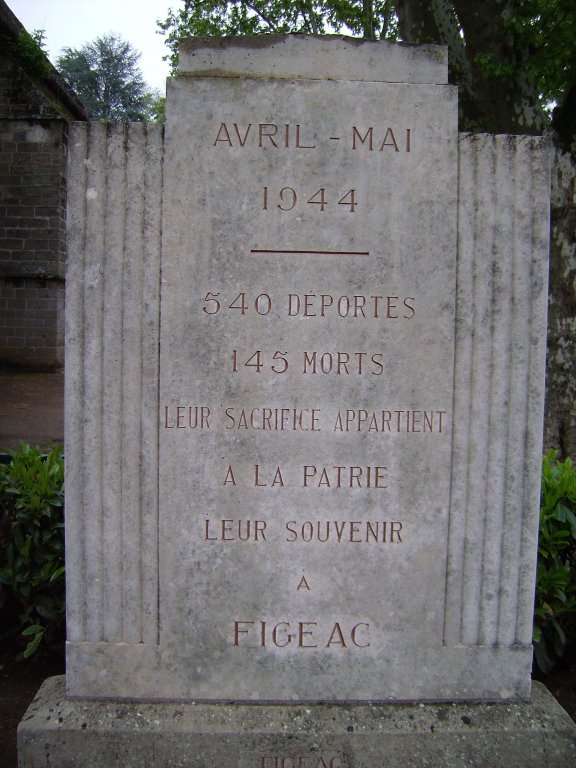 Gedenkstein mit den Opferzahlen am Denkmal