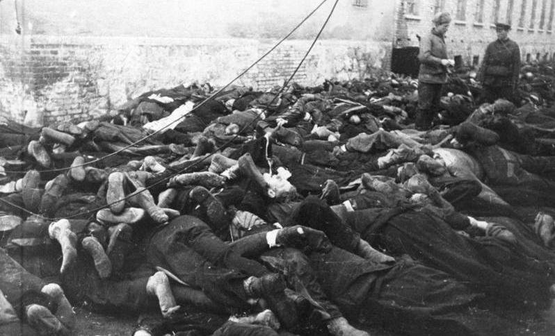 ermordete Häftlinge, fotografiert nach der Befreiung; Foto: Bundesarchiv Bild 183-E0406-0022-035 / CC-BY-SA 3.0 de 