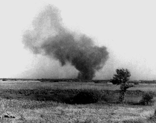 Rauchfahne über dem Lager, während  des Aufstands; vom Bahnhof aus aufgenommen; Quelle: wikipedia, gemeinfrei