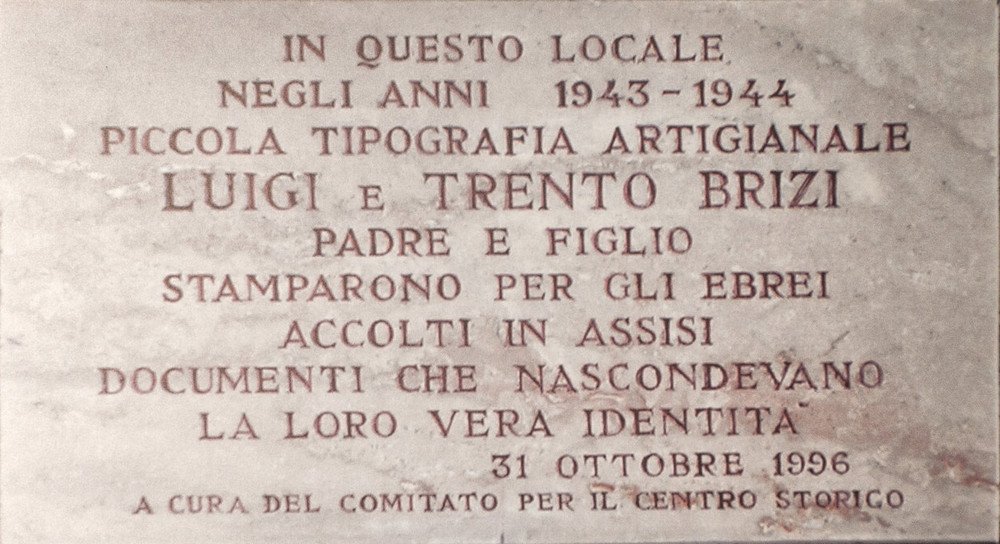 Gedenktafel für Luigi und Trento Brizi, früher in der  Via Santa Chiara
