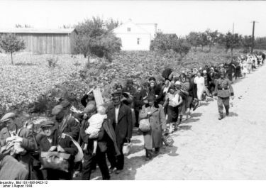 ausgewiesene Warschauer*Innen auf dem Weg in das Dulag Pruszków; Foto: Bundesarchiv Bild 1011-695-0123-12. August 1944; Foto: Leher