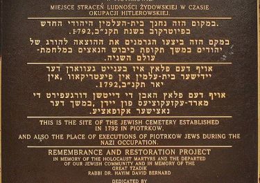 Gedenktafel an jüdischen Friedhof; Quelle: W. Domagala, wikimedia, CC BY 3.0