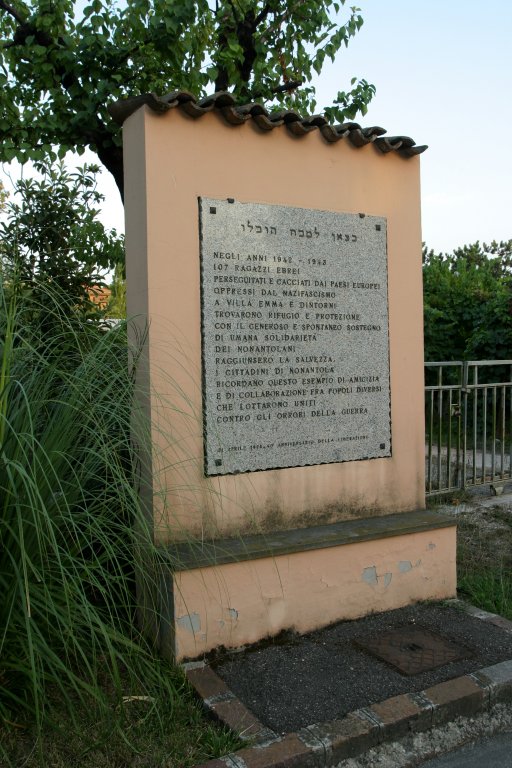 Stele auf dem Grundstück der Villa Emma (Foto: Fondazione)