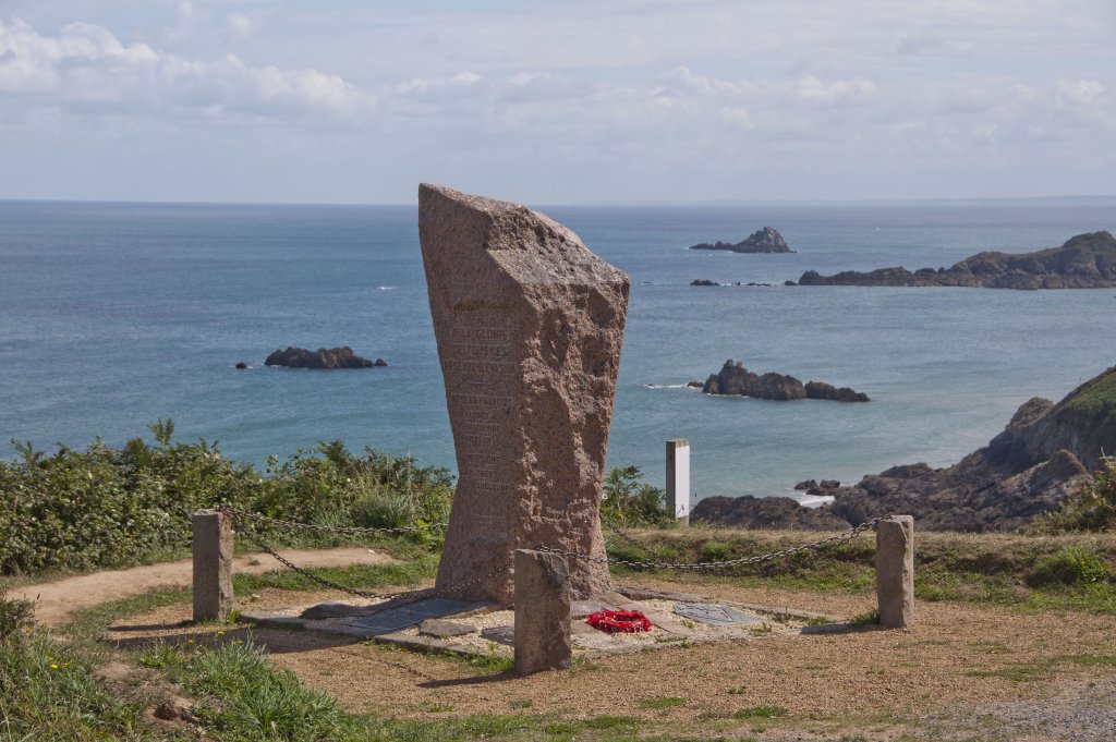 Gedenk-Menhir zu Ehren der Flucht-Netzwerke an der Plage Bonaparte (Bucht Cochat)