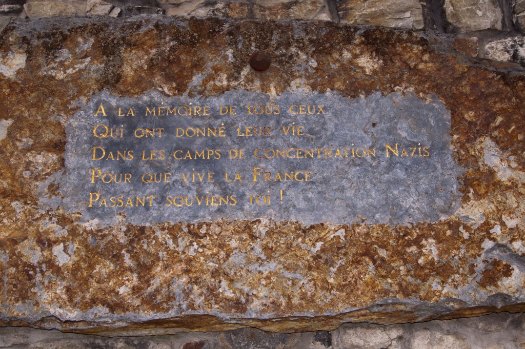 Gedenkstein für die KZ-Opfer vor der Kirche