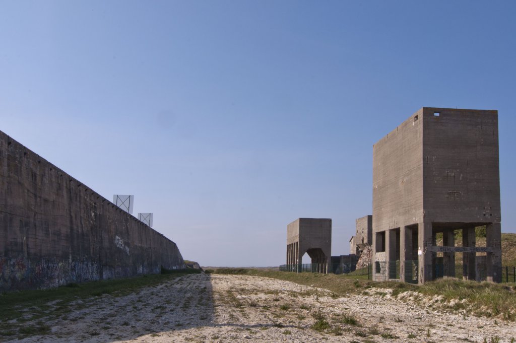 Ruinen der Kieselstein-Fabrik für den Atlantikwall