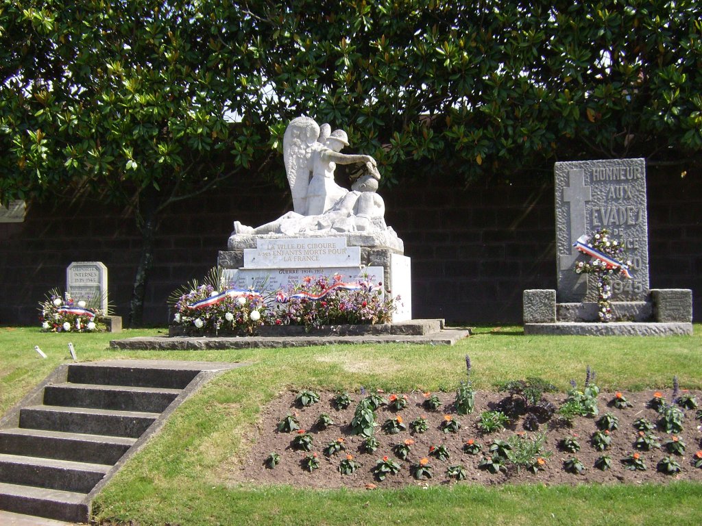 Denkmal an Deportierte (links) und Fluchthelfer (rechts)