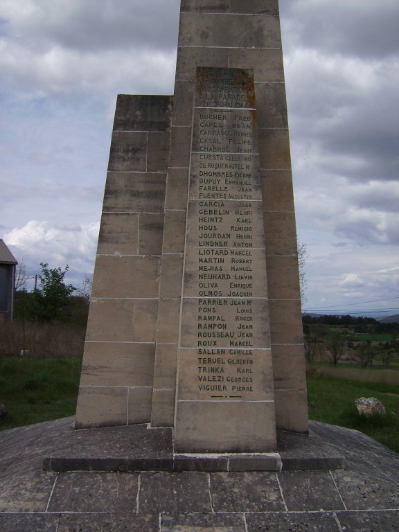 Namen der getöteten Maquisards auf dem Denkmal