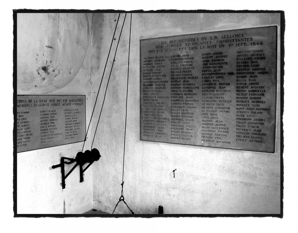 Tafel im Krematorium für die 108 erschossenen Alliance-Mitglieder; © Martin Graf
