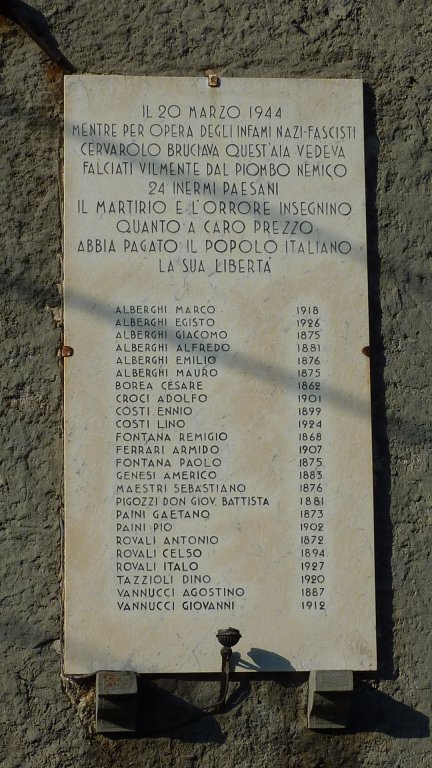Gedenktafel mit den Namen der Opfer
