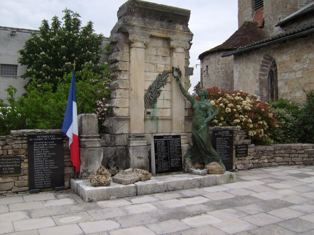 Denkmal mit Namenstafeln neben der Kirche