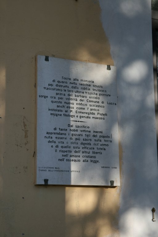 Eine Gedenktafel an der Schule (Foto: Baldini)