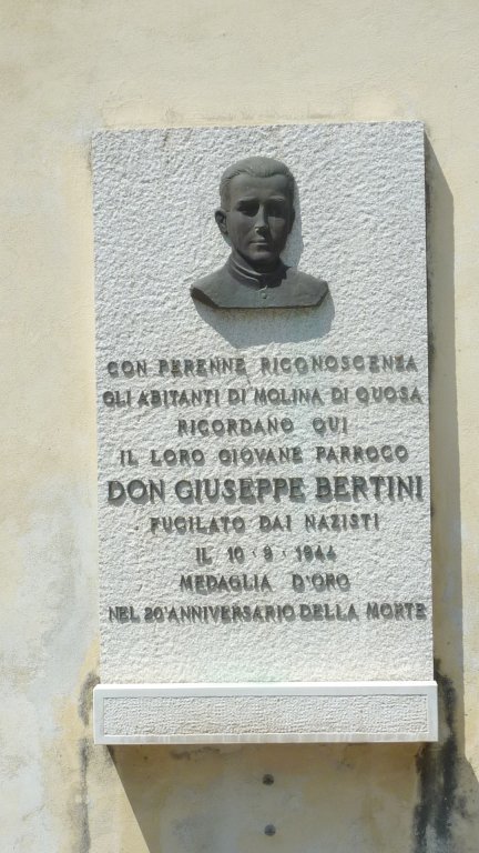 Gedenktafel für Don Giuseppe Bertini in Molina di Quaso