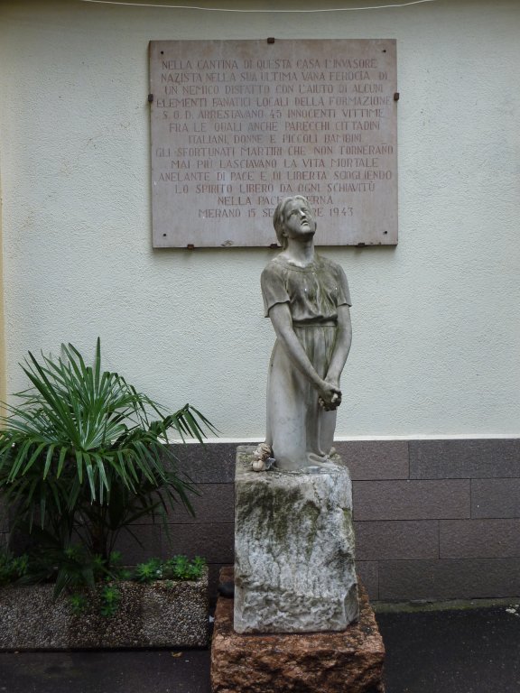 Denkmal im Innenhof des Gewerkschaftshauses