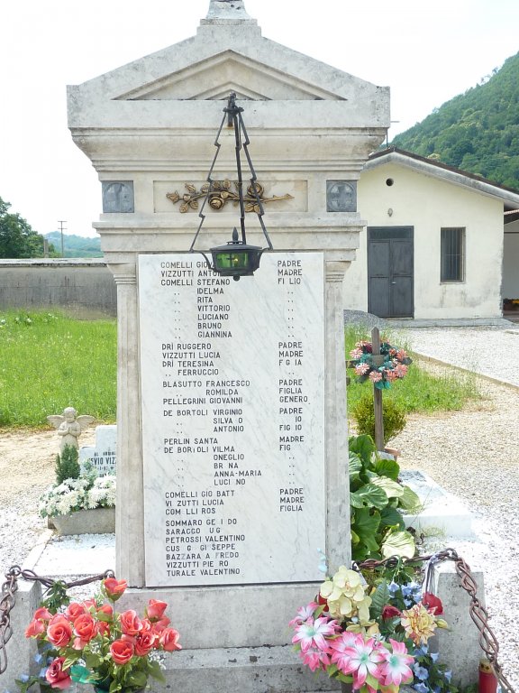 Gedenkstätte auf dem Friedhof Torlano