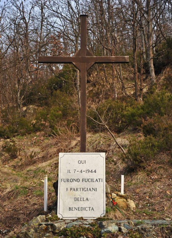 Kreuz für die ermordeten Partisanen 