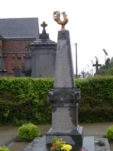 Totendenkmal neben der Kirche