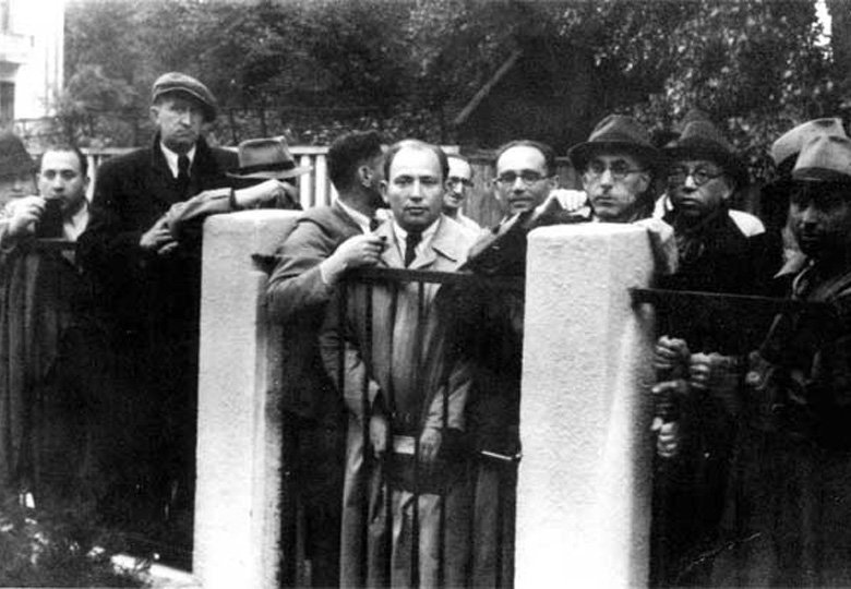 Juli 1940 Jüdische Flüchtlinge vor den Toren der japansichen Botschaft in Kaunas (Yad Vashem)