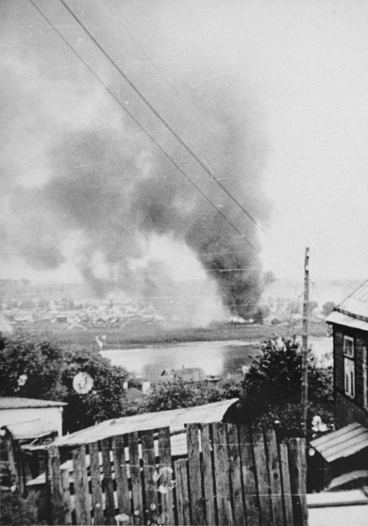 Brennendes Ghetto während der Liquidierung  (USHMM)