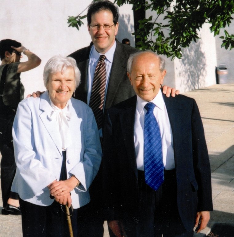 Michael Good mit seinen Eltern Pearl und Bill 2005 (privat)