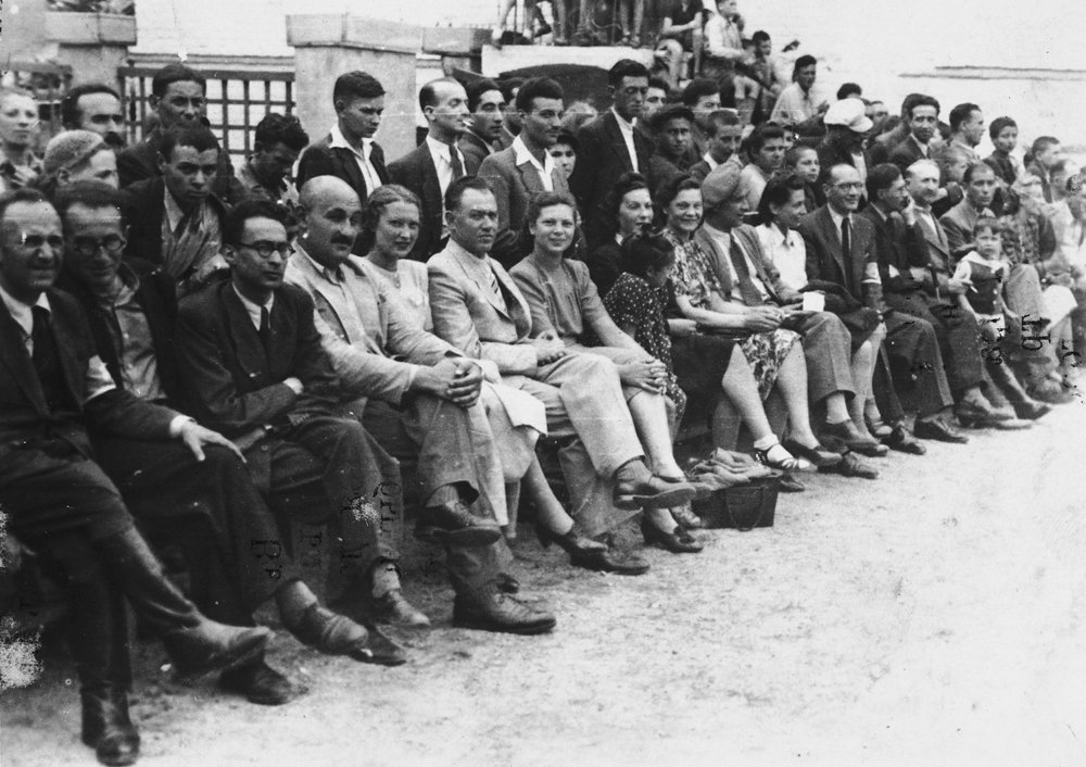 Der Judenrat bei einer Sportveranstaltung im Ghetto (Gens 1. Reihe, 6. von links, Saul Dessler 4. von links)