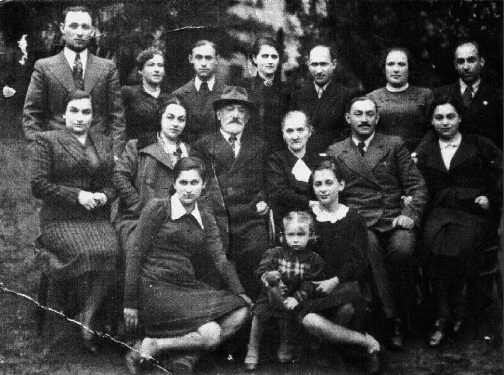 Familie Brancovskaja ca. 1940, Fania kniend links (privat)