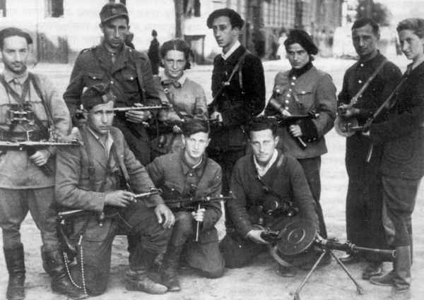 Jüdische Partisanen aus Vilnius (Mitte stehend Abba Kovner (Yad Vashem)