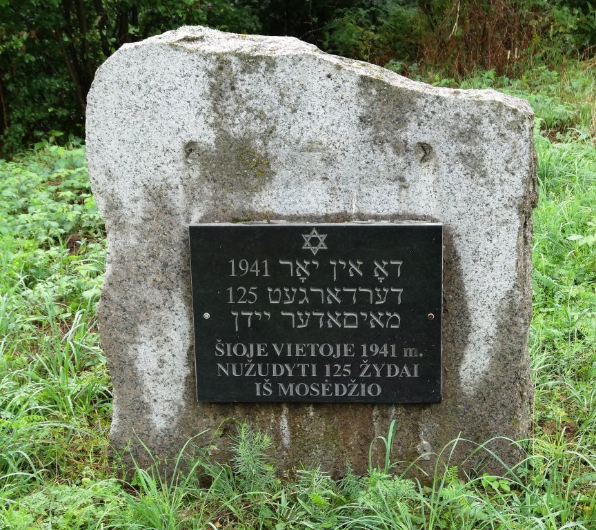 Gedenkort II, Gedenkstein für die Opfer aus Mosėdis