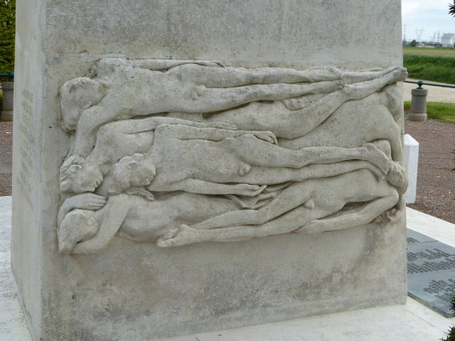 Skulptur am Denkmal; © Gemeinde Creney 