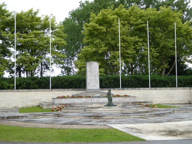 Denkmal vor der Gedenkstätte