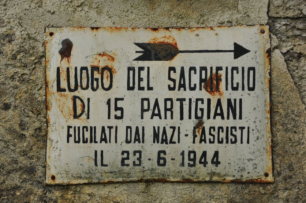 Finero - Schild an der Friedhofsmauer