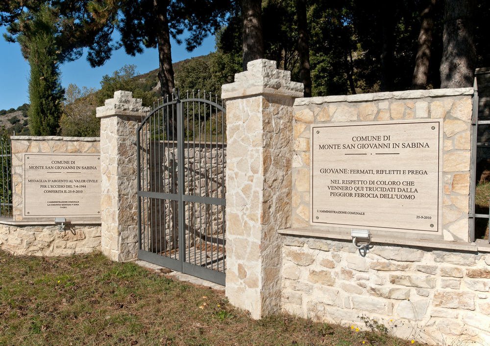 Eingang zum Monumento ai martiri di Monte Tancia