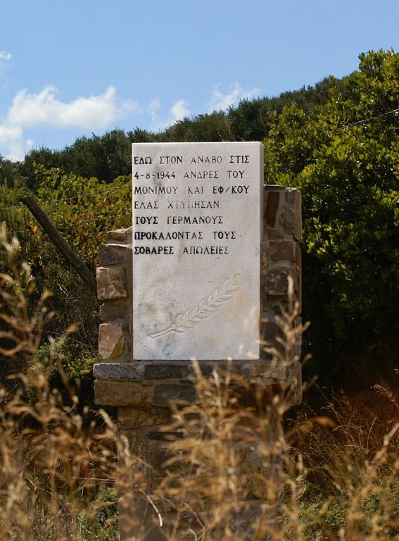 Eine der Gedenkstätten an der Straße nach Kandanos