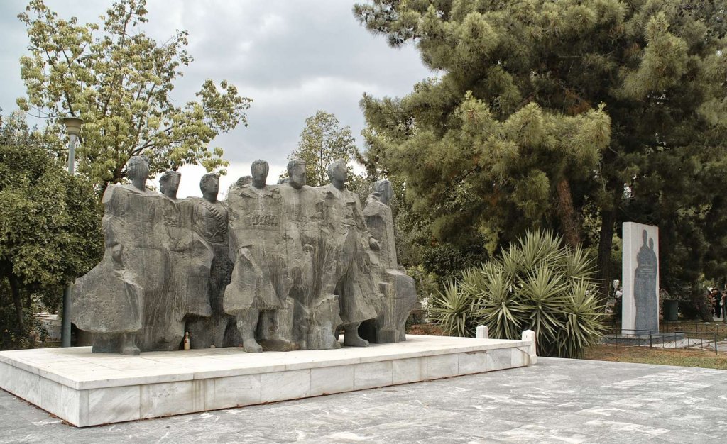 Gedenkstätte des Nationalen Widerstands, rechts davon die Gedenkstätte für Opfer aus Egaleo