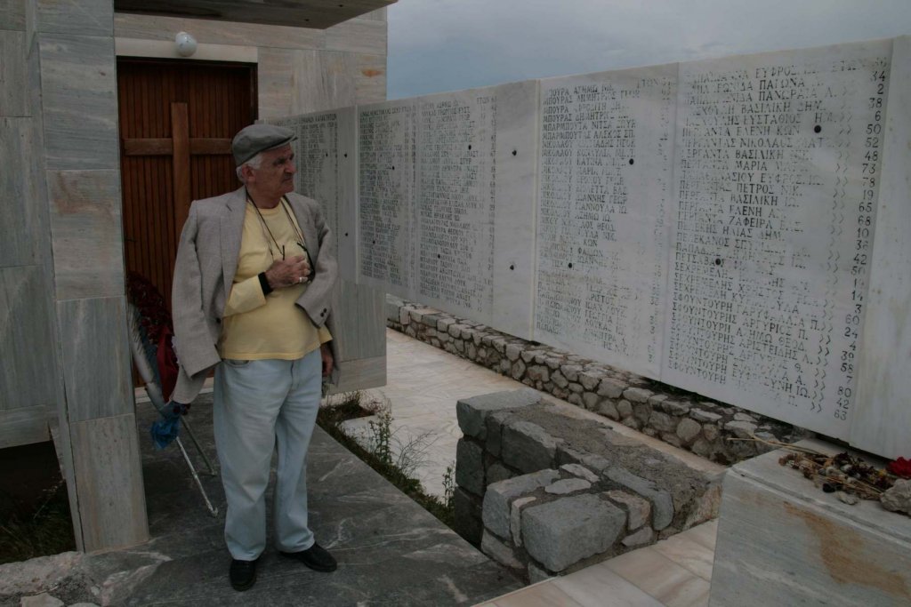 Argyris Sfountouris, Überlebender des Massakers, an der Gedenkstätte (Foto: E. Rondholz)