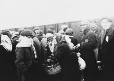 Płock: „Umgesiedelte“ und später nach Treblinka deportierte jüdische Männer und Frauen ; Quelle: https://collections.ushmm.org/search/catalog/pa1136612)